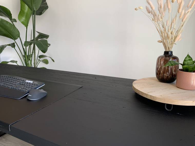 Zwart eiken bureau met eiken dienblad