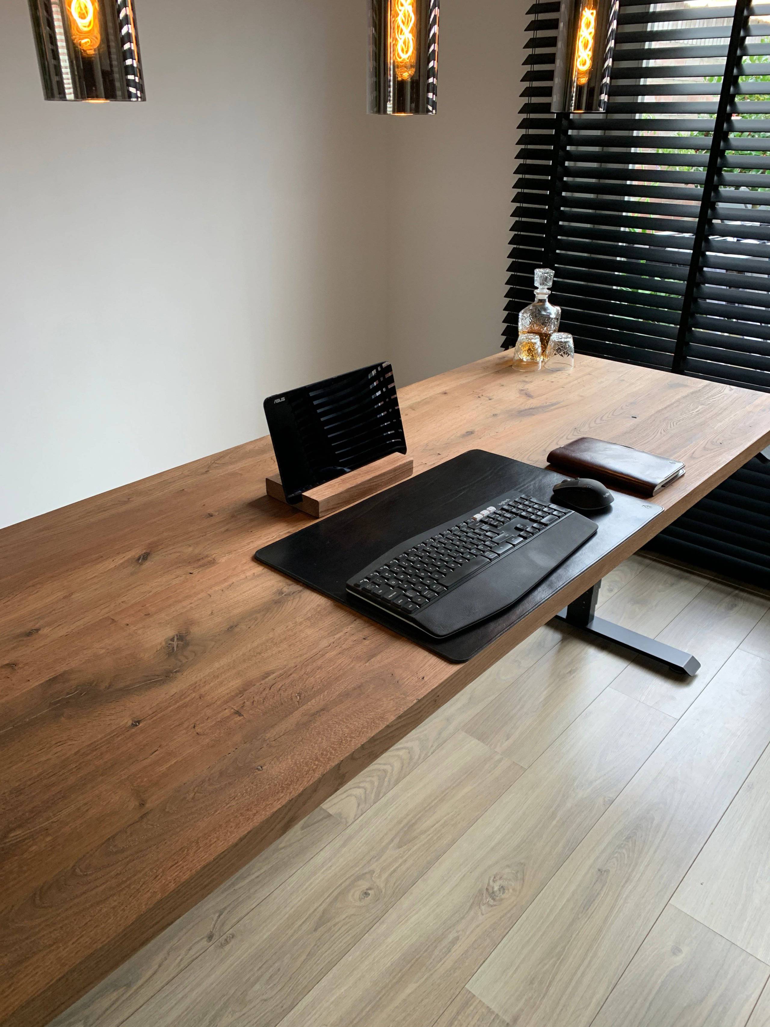 Bureaulegger, ergonomisch toetsenbord en muis en donker eiken bureaublad 
